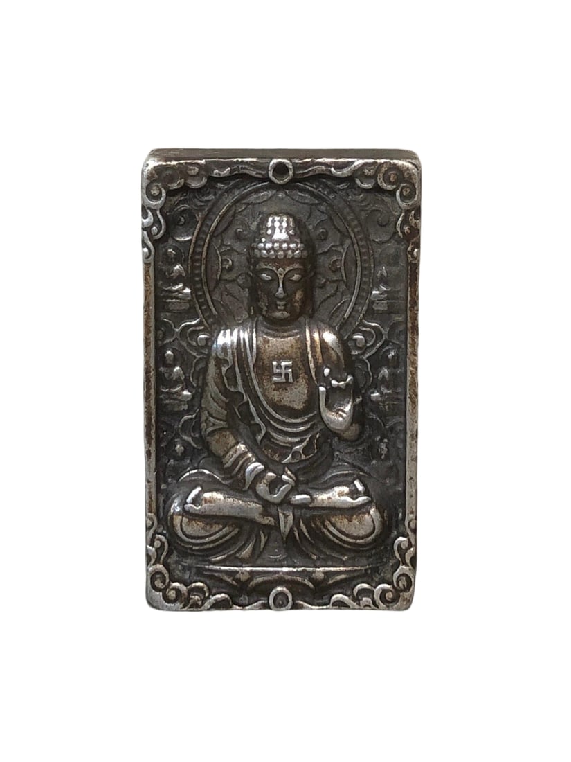 White bronze gilt silver high-relief Buddha statue plaque: A white bronze plaque with gilded silver and high relief Buddha image, with a rich patina, perfect condition, and a grand design. It measures 4cm in length and 6.5cm in height. Thank you for viewing o