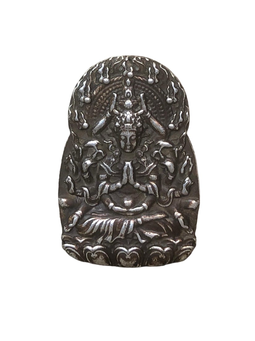 White bronze plaque with silver-plated high-relief Guanyin Buddha image.: A white bronze plaque with a silver-plated high-relief Guanyin Buddha image. It has a rich, aged patina, is in perfect condition, and has a grand design. It measures 4.5cm in length and 6.5cm in heigh