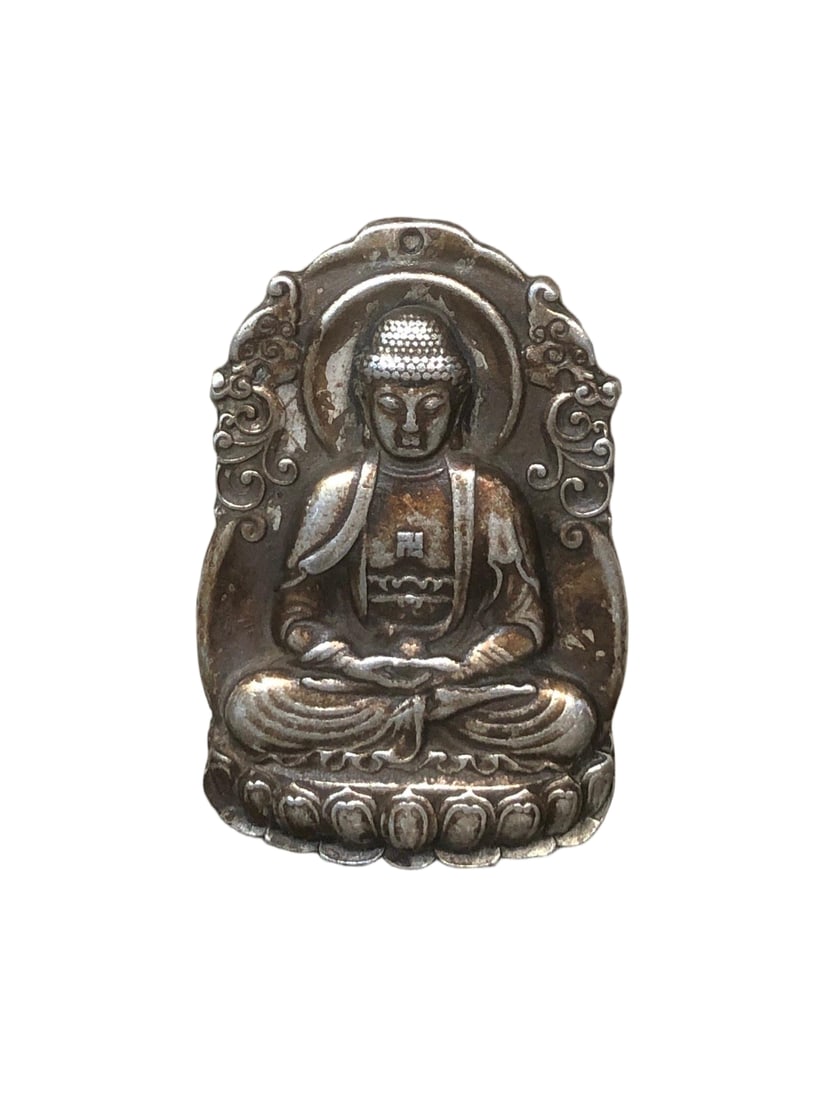 White bronze gilt silver high-relief Buddha statue plaque: white bronze plaque with gilded silver and high relief Buddha image, with a rich patina, perfect condition, and a grand design. It measures 4.5cm in length and 6.5cm in height. Thank you for viewing o