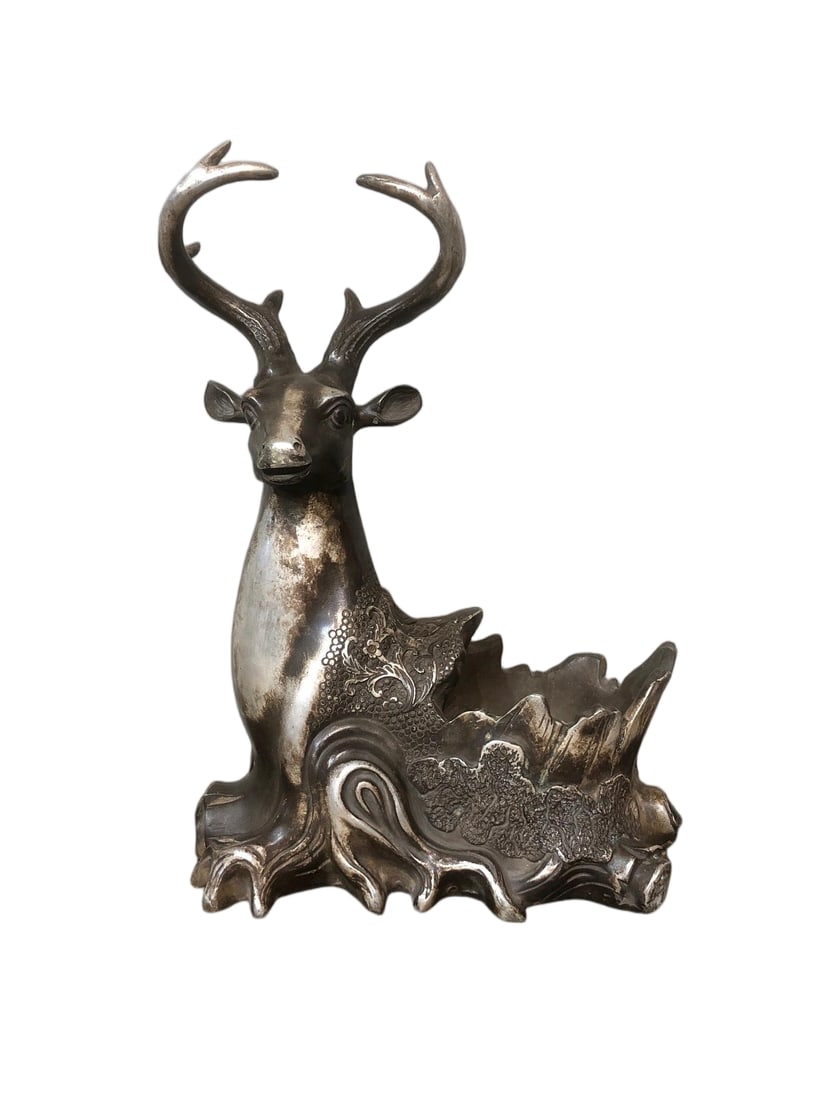 White copper gilded silver high-relief wine holder: A white brass wine stand with gilded silver and high relief, featuring a warm, smooth, and sophisticated patina. Exquisitely crafted, it measures 23.5cm in length, 13cm in width, and 33cm in height. T