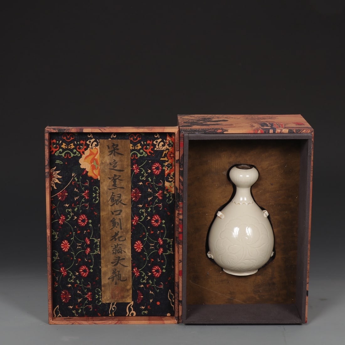 Formerly in the collection of a Song Dynasty Ding ware garlic-shaped vase with a silver rim and: A Song Dynasty Ding ware silver-rimmed garlic-shaped vase with carved decoration, formerly in the collection. Dimensions: Height 18.5cm, Mouth diameter 2.5cm, Diameter 12cm. Thank you for viewing our 