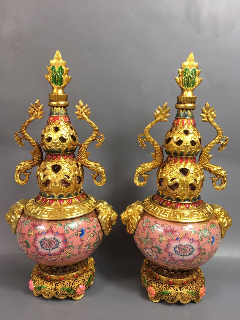 Qing Dynasty, Qianlong Period Cloisonne Enamel Gold-Inlaid Floral Pattern Vase: A rare collectible, a Qing Dynasty Qianlong period cloisonne enamel vase with gold-plated floral design, 12 x 26 cm. Thank you for viewing our auction and we look forward to serving you as a valued