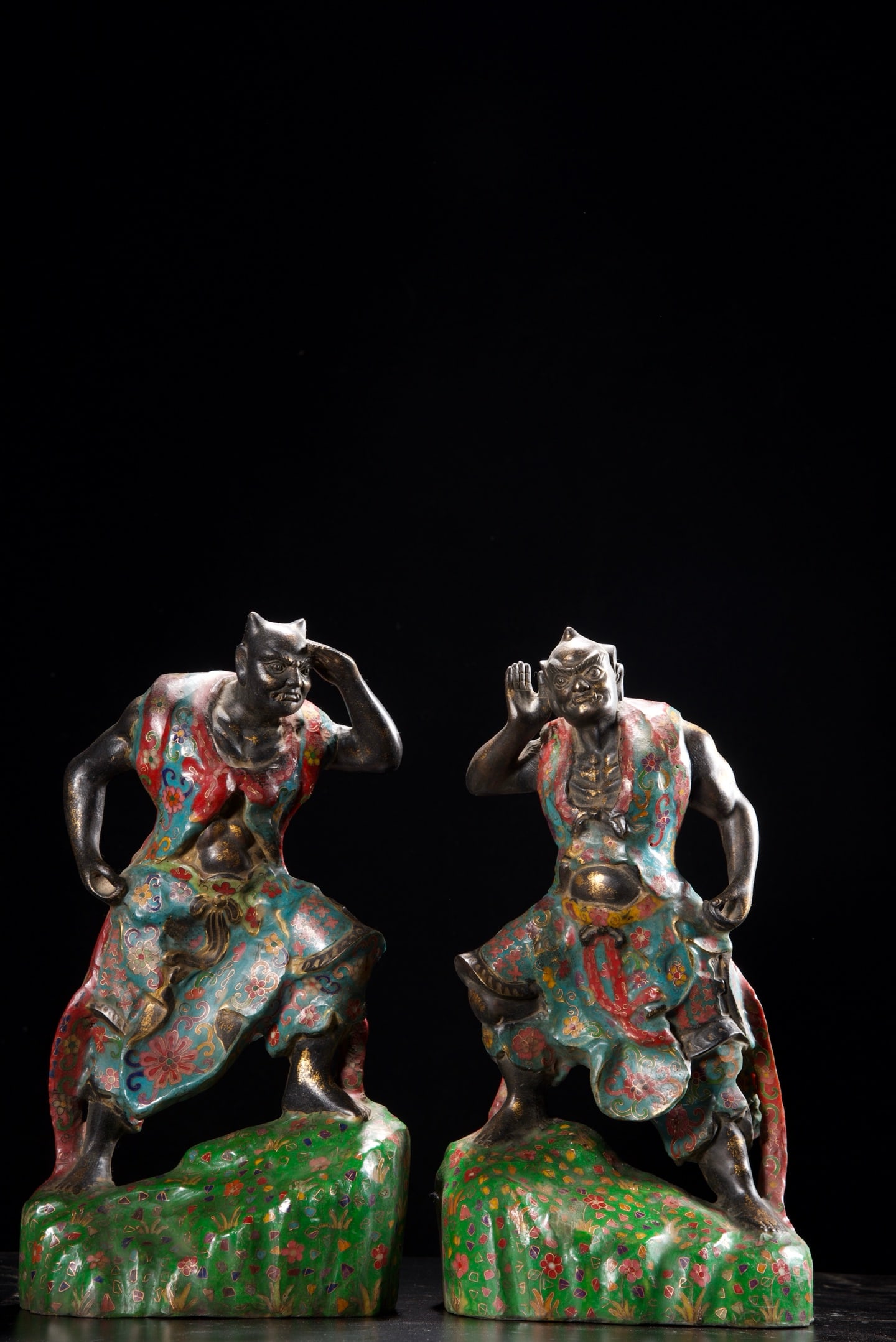 A pair of cloisonne statues with eyes that can see a thousand miles and ears that can hear the wind: A pair of cloisonne eagle-eyed and wind-hearing statues, each with dimensions of 39cm in height, 22cm in width, and 13cm in thickness, weighing a total of 9565g. Thank you for viewing our auction and