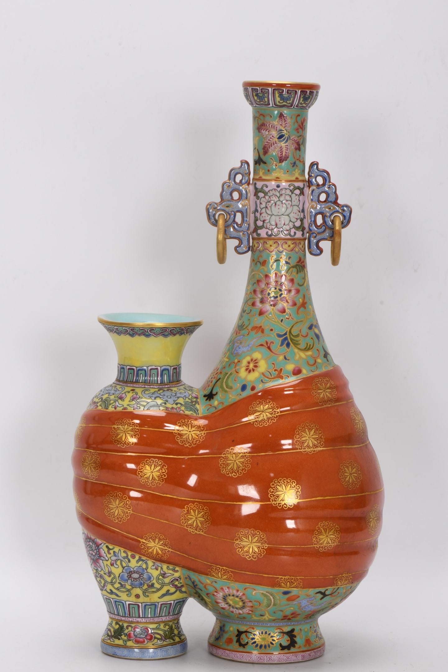 Cloisonne enamel and gold-painted double-handled bag vase: A Qing Dynasty, Qianlong period, cloisonne enamel vase with gold-painted double handles and a bag-shaped design, 40.5cm high, 5.4cm in diameter at the mouth, 22cm in diameter at the belly, and 8.4cm