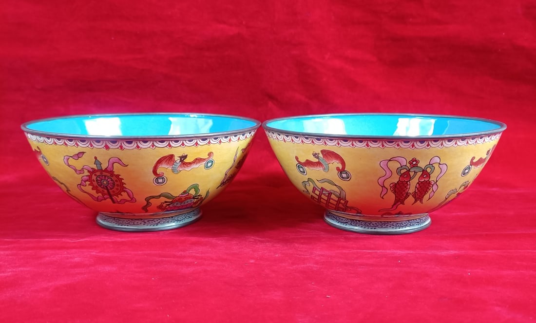 Large Copper Cloisonne Bowl: A large cloisonne bowl made of bronze, formerly in the collection, well-preserved, with perfect painting. Contact for details. 17x7cm. Thank you for viewing our auction and we look forward to serving