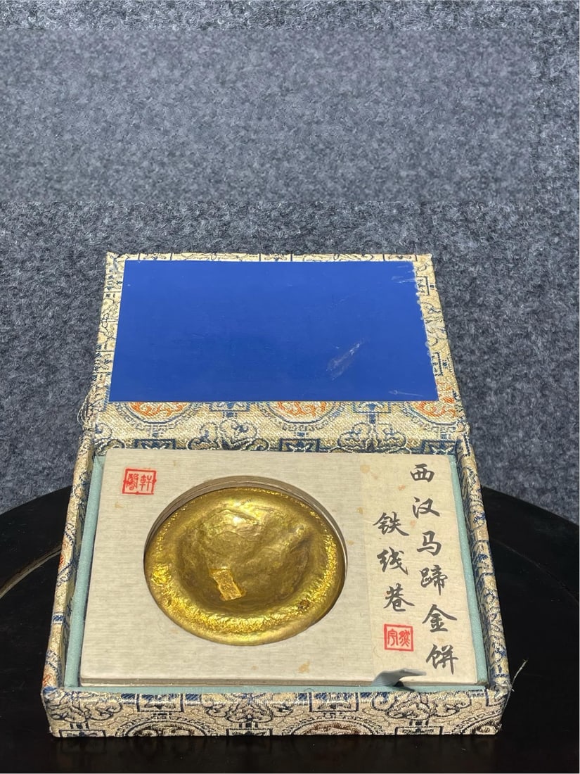 Western Han Dynasty Horseshoe Gold Cake: A rare Western Han Dynasty horseshoe-shaped gold ingot from Tiexian Lane. 13x10x2.5cm. Thank you for viewing our auction and we look forward to serving you as a valued customer! Provenance:from the