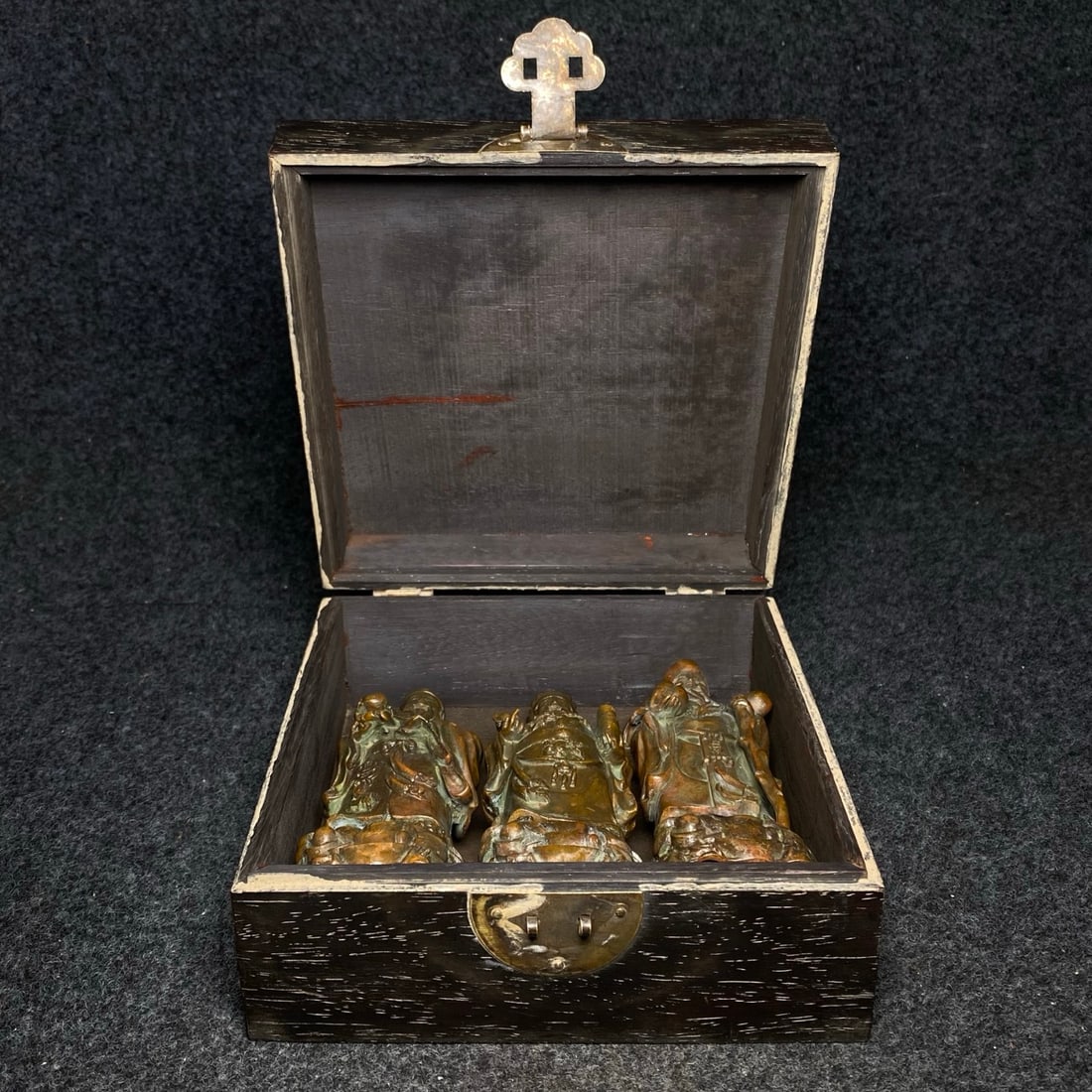 Rosewood and bone-inlaid mother-of-pearl collection box and antique patina bronze three-piece: The set of three precious bronze ornaments (representing fortune, prosperity, and longevity) with a patina and mother-of-pearl inlay in a rosewood box is a collection piece. Ornament dimensions: 5.5