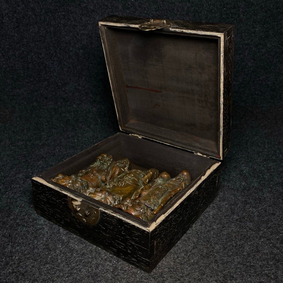 Rosewood and bone-inlaid mother-of-pearl collection box and antique patina bronze three-piece - 2