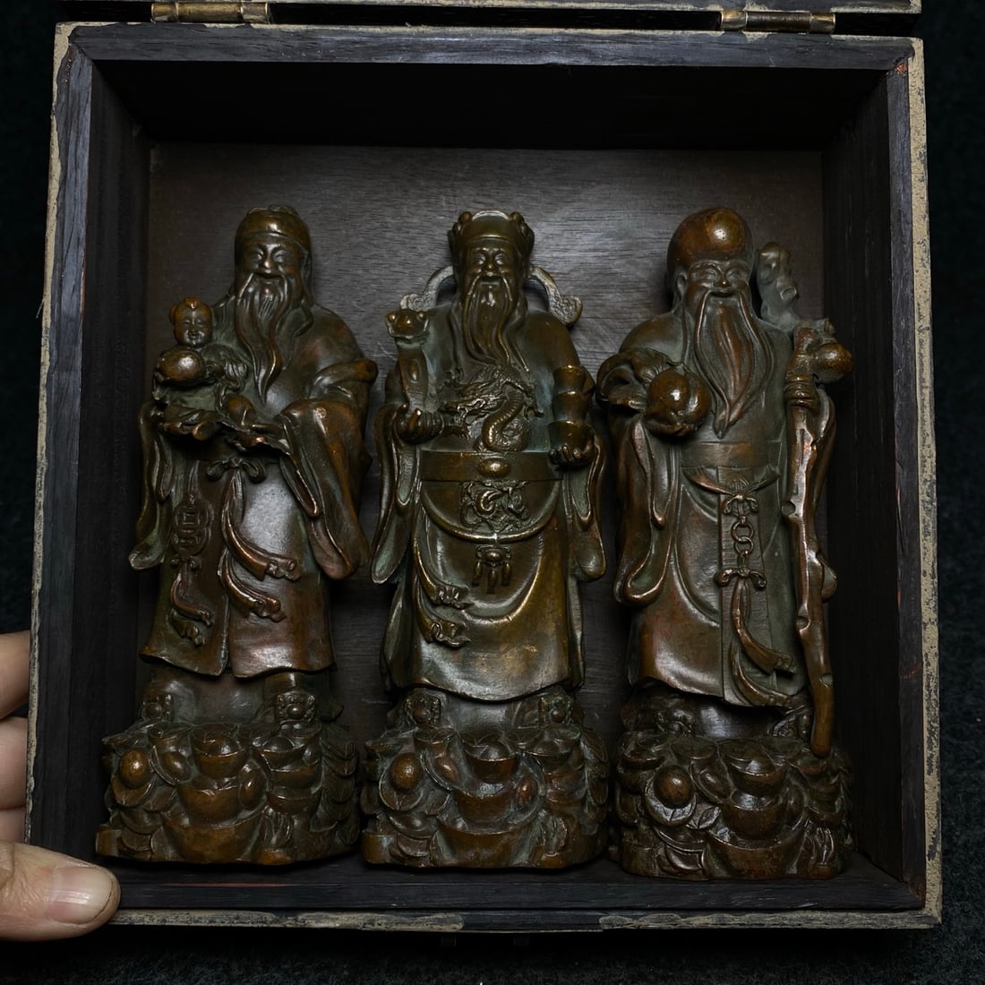 Rosewood and bone-inlaid mother-of-pearl collection box and antique patina bronze three-piece - 3