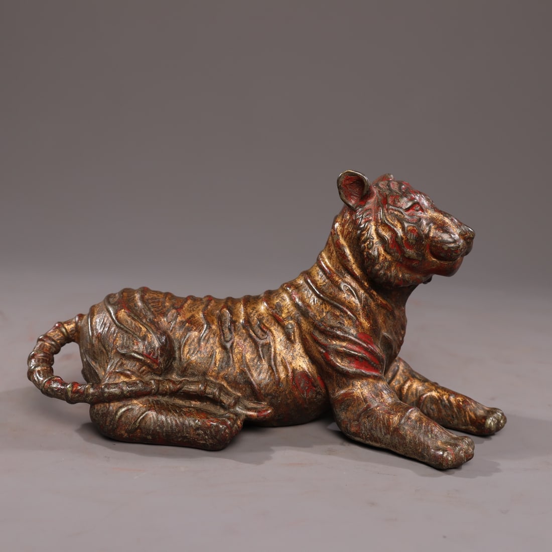 Pure copper gilded bronze tiger ornament: This is a rare pure copper tiger figurine with gold leaf. The small tiger is well-proportioned, with clear patterns and mottled gold leaf. It is exquisitely crafted, measuring 10cm in height, 19cm in 