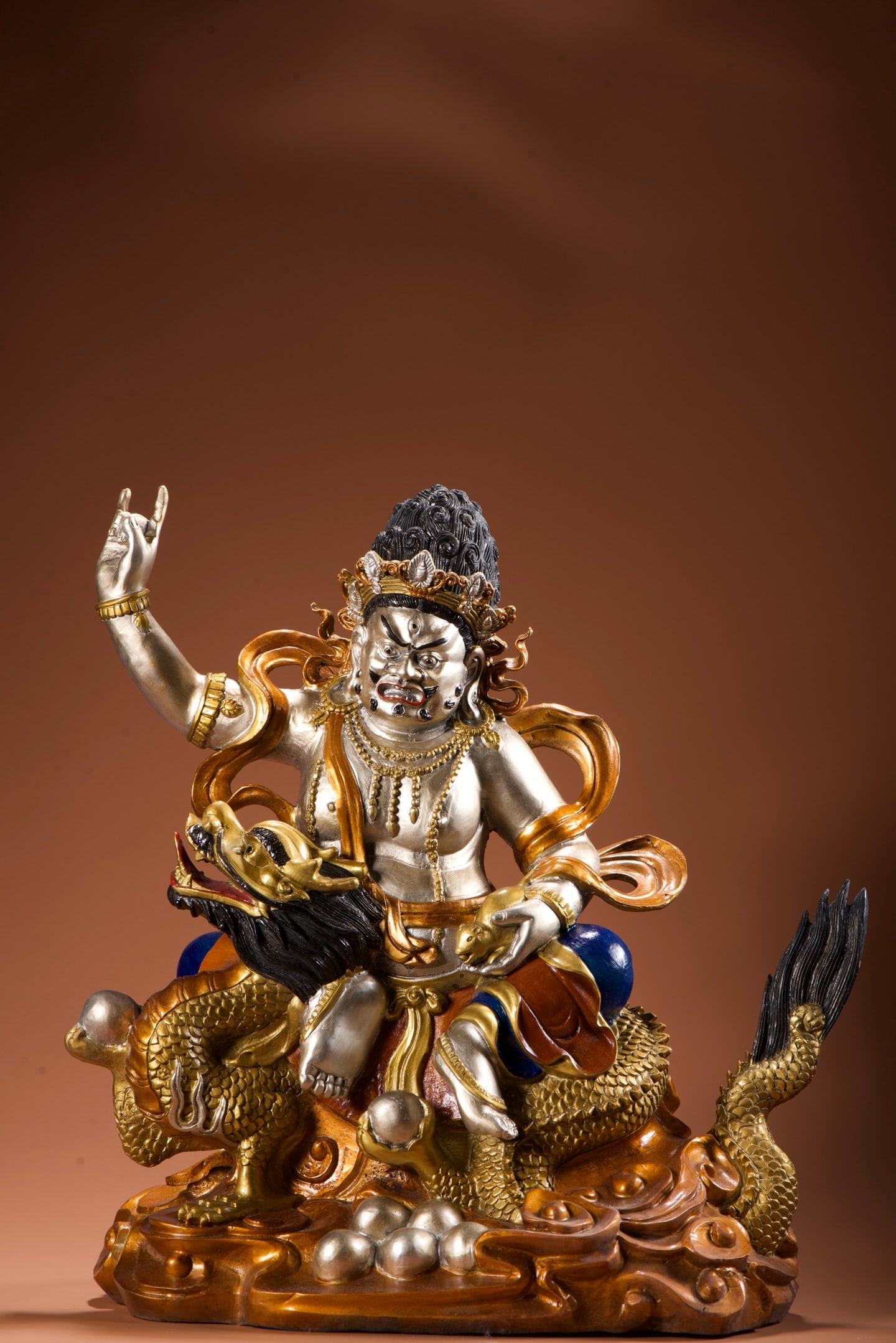 Large-sized painted bronze statue of the White God of Wealth: Large bronze painted white wealth god statue, 40cm high, 37cm long, 17cm wide, weighing 8210g. Thank you for viewing our auction and we look forward to serving you as a valued customer!