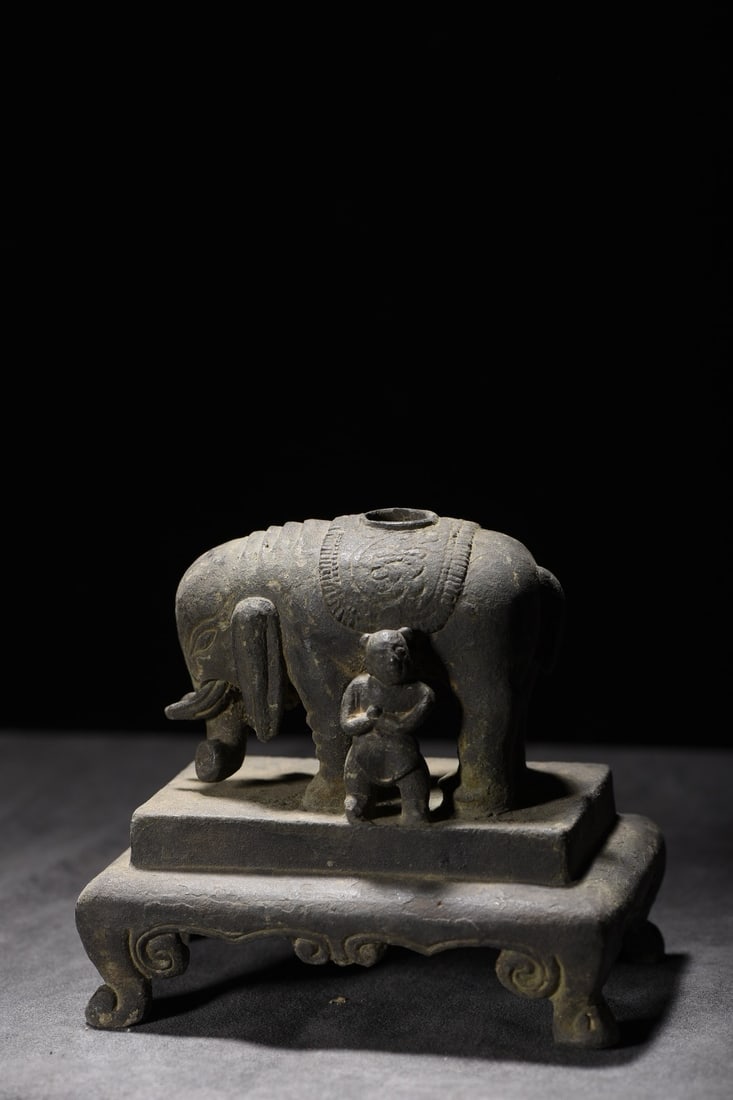 Purple copper peace and prosperity elephant tabletop: The bronze "Peace and Prosperity" elephant-shaped tabletop stand measures 11cm in length, 8cm in width, and 10cm in height, weighing 910g. Thank you for viewing our auction and we look forward to serv