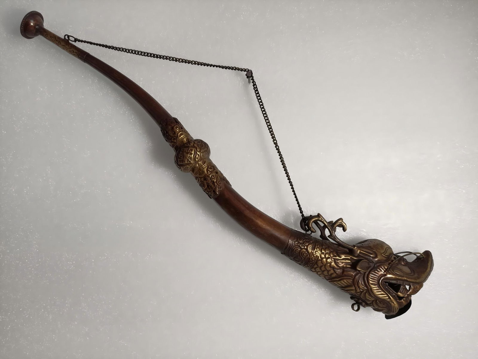 Ancient bronze musical instruments: An ancient bronze musical instrument, well-preserved, with a loud sound, exquisite workmanship, old patina, and thick coating. Contact for more information. 61x6cm. Thank you for viewing our auction a