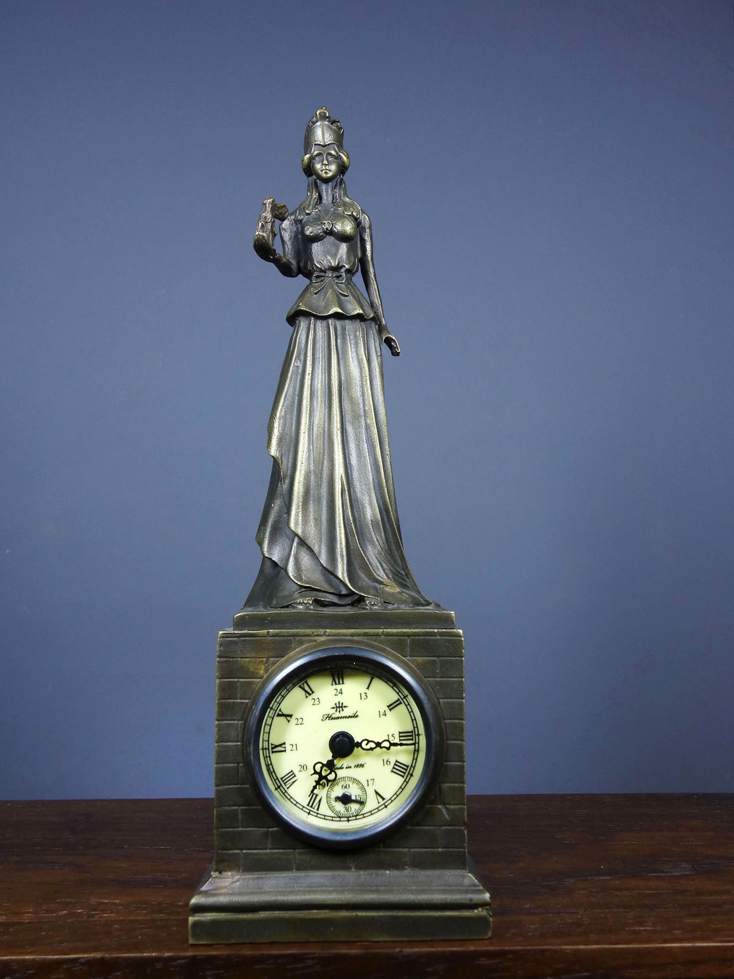 Athena bronze watch from overseas collection: Formerly in an overseas collection, this bronze Athena watch measures 9.5cm in length, 9.5cm in width, and 31cm in height. It weighs 1310g. Thank you for viewing our auction and we look forward to