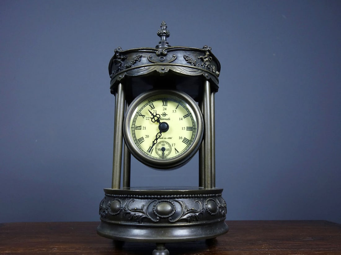 Former overseas collection of bronze watches: Formerly in an overseas collection, this bronze watch measures 11cm in length, 11cm in width, and 21cm in height. It weighs 1220g. Thank you for viewing our auction and we look forward to serving you