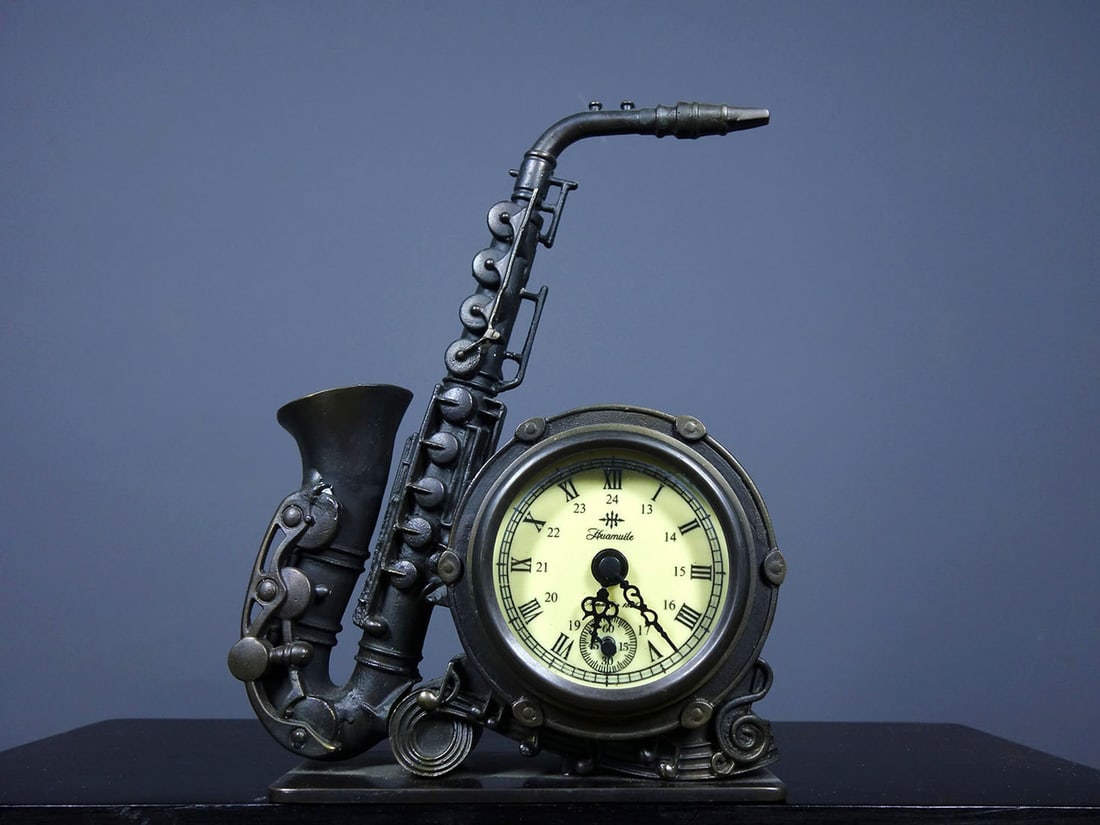 Former overseas collection of bronze watches: Formerly in an overseas collection, this bronze watch measures 14cm in length, 5.5cm in width, and 18cm in height, and weighs 920g. Thank you for viewing our auction and we look forward to serving you