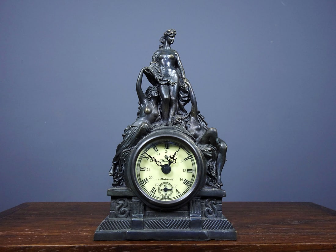 Former collection of overseas bronze watches featuring the Western Goddess: Formerly in an overseas collection, this bronze watch features the Western Goddess design. Dimensions: Length 12cm, Width 6cm, Height 20cm. Weight: 890g. Thank you for viewing our auction and we look 