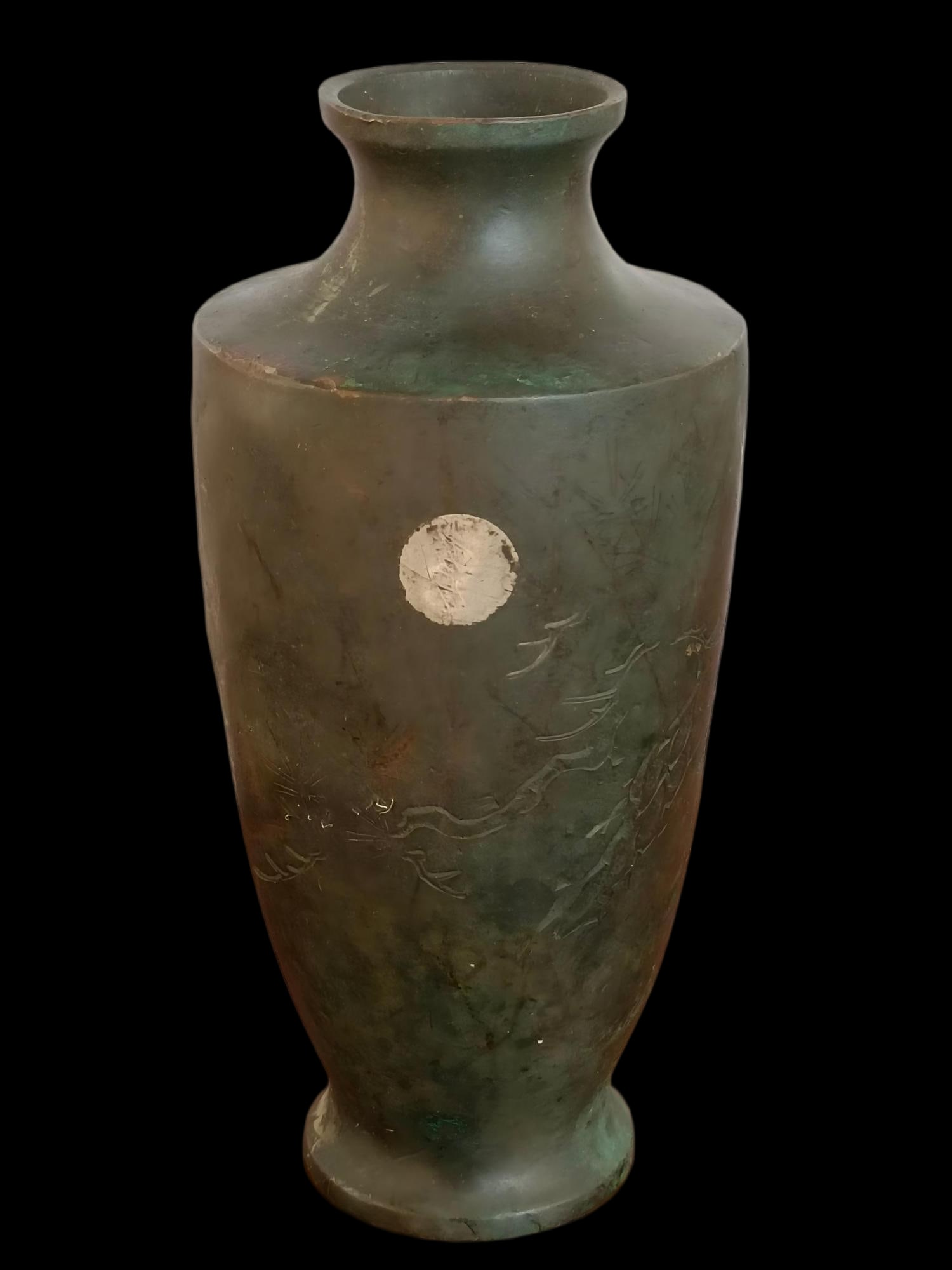 Silver-inlaid antique bronze incense bottle: An old bronze incense burner inlaid with silver, well-preserved and in the condition shown in the picture. 7x16cm. Thank you for viewing our auction and we look forward to serving you as a valued cust