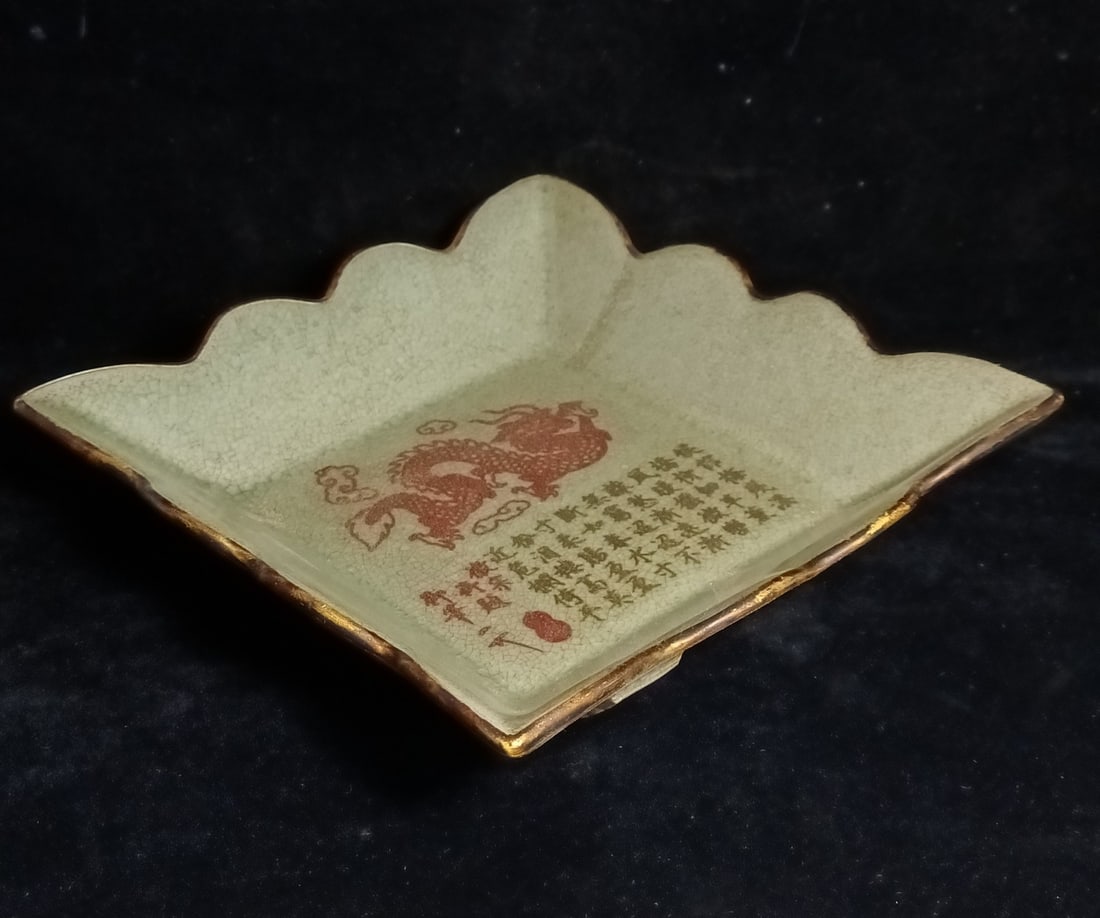Old collection gold-rimmed brush washer: An old, gold-rimmed brush washer with natural crackle patterns and exquisite carving. Contact for details. 19x4cm. Thank you for viewing our auction and we look forward to serving you as a valued