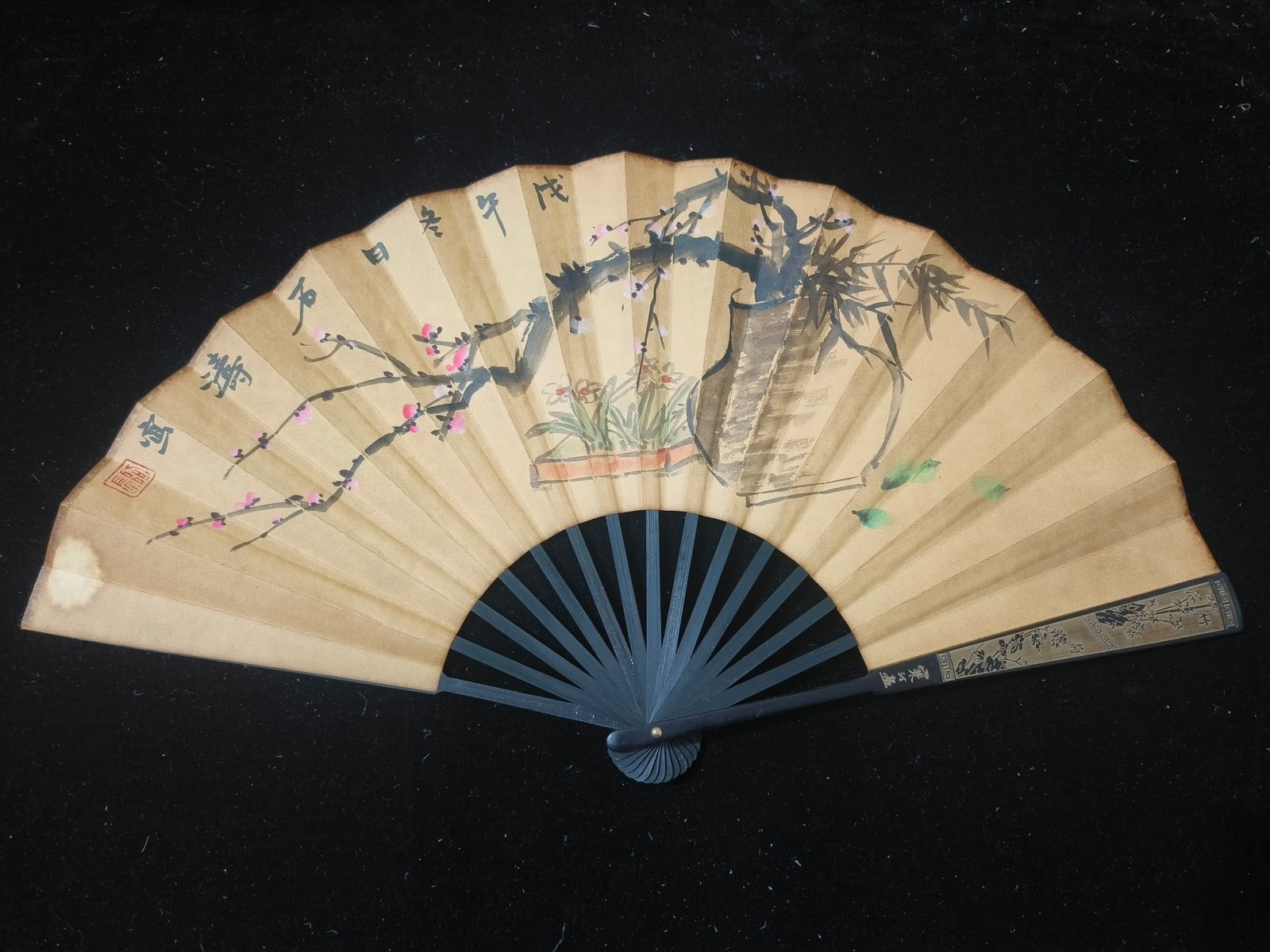 (Shi Tao Flowers) Hand-painted hollowed-out folding fan: (Shi Tao Flowers) Hand-painted hollowed-out folding fan. Material: Xuan paper. Fan surface size: approximately 60cm wide x 33cm high. Provenance:Private collection, Quincy, Massachusetts. Our cooperat