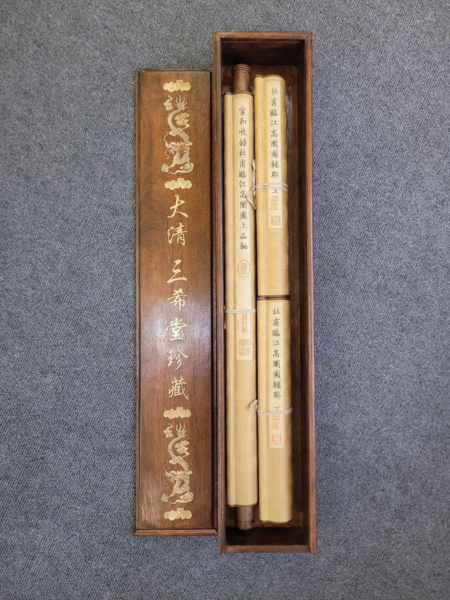 Du Fu's exquisite silk painting of a pavilion overlooking the river: A three-panel silk scroll painting of a pavilion overlooking the river, by Du Fu, a masterpiece of the Tang Dynasty, from the Sanxitang Collection of the Qing Dynasty (including a wooden box). The pai