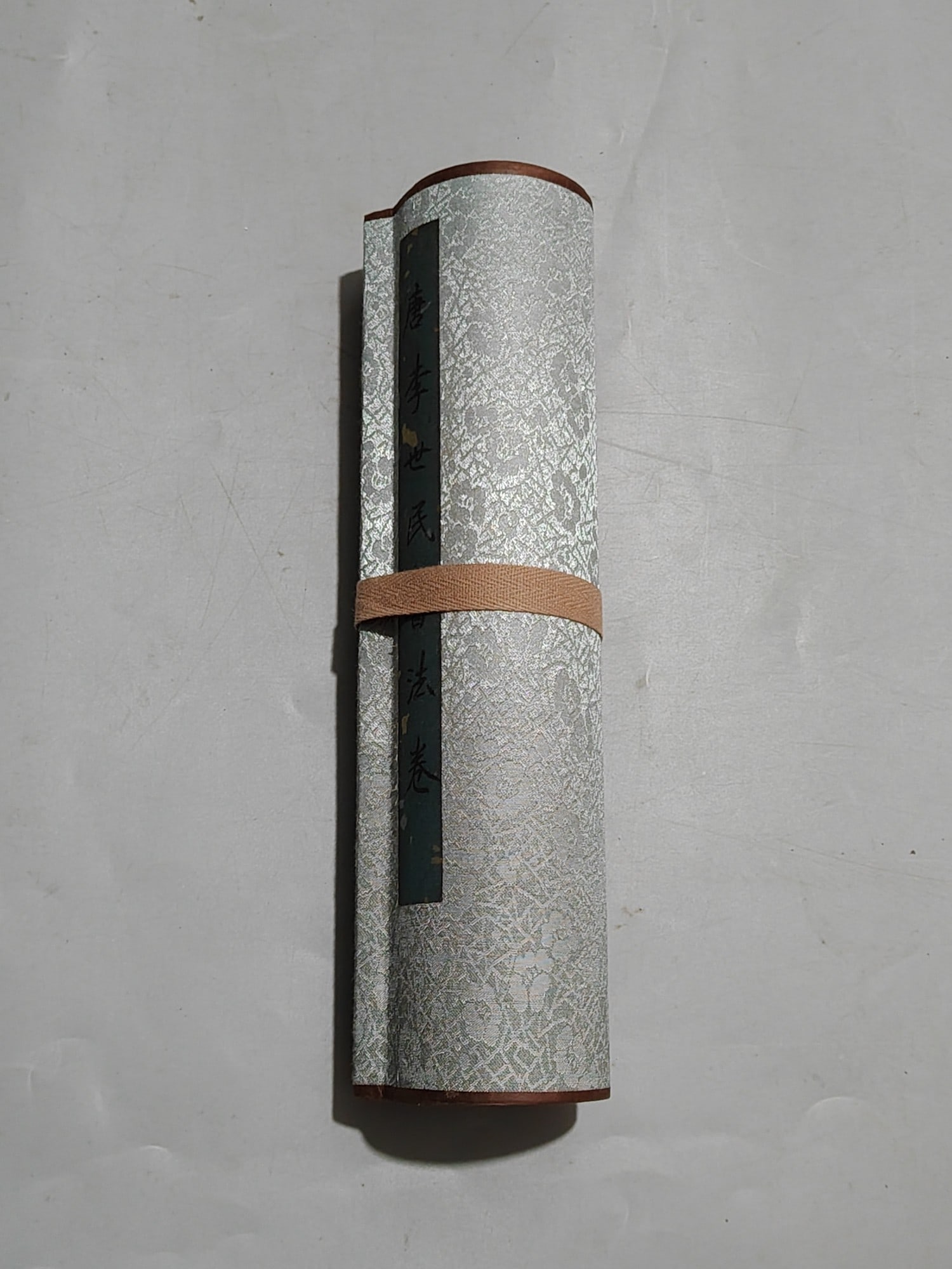 (Tang Dynasty Li Shimin's Calligraphy Scroll) Hand-painted Calligraphy Small Handscroll: (Tang Dynasty Li Shimin Calligraphy Scroll) Hand-painted calligraphy small scroll, actual product photo, one item per picture. Dimensions: Length 460cm, Width 30cm Provenance:Private collection, Conne