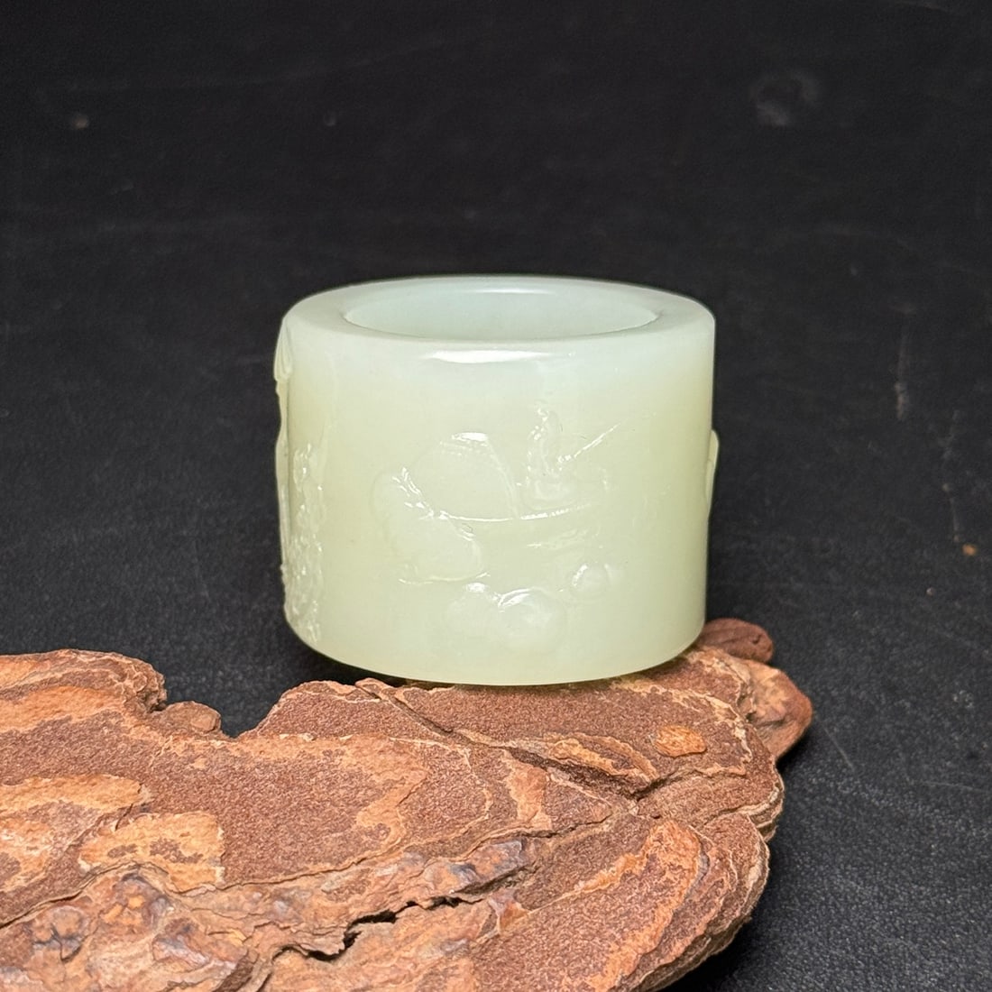 Hetian jade thumb ring: This Hetian jade thumb ring is exquisitely crafted, featuring landscape paintings and figures depicting scenes from stories. The craftsmanship is vivid, the jade is warm and lustrous, and has a rich p