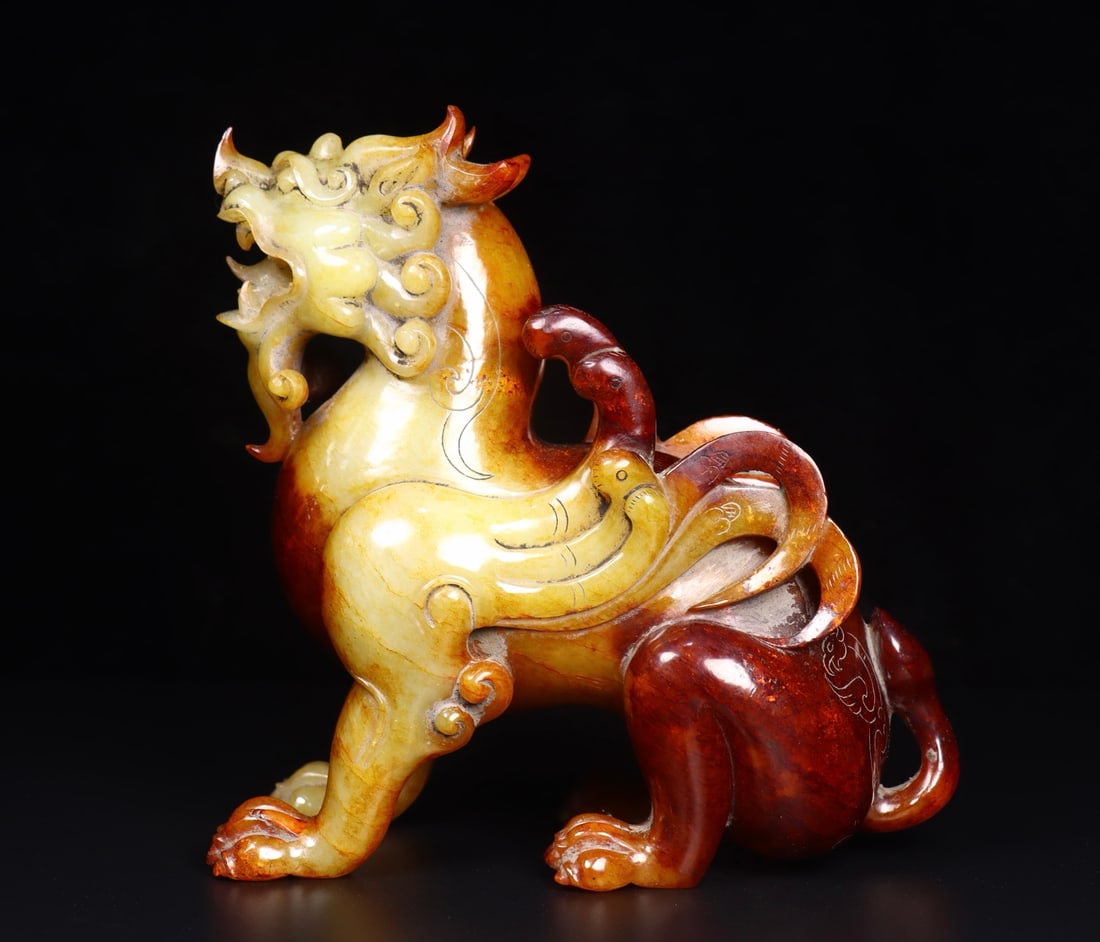 Exquisite Hetian Jade Beast: This exquisite, long-preserved Hetian jade beast has a thick patina and superb craftsmanship. Details are shown in the picture. It measures 17cm in length, 6cm in width, and 17cm in height, and weighs