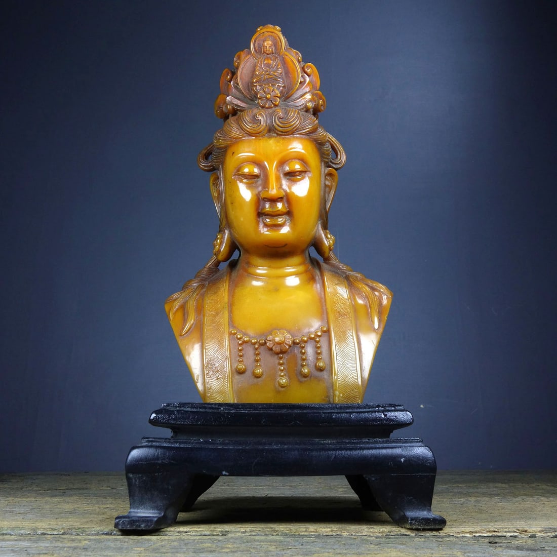 Old Collection of Shoushan Stone Guanyin Bodhisattva Ornament: Formerly owned Shoushan stone Guanyin Bodhisattva figurine. Dimensions: Length 13cm, Width 6cm, Height 21cm. Weight: 1370g. Provenance:Private collection from a professor in University of Oxford. Our 