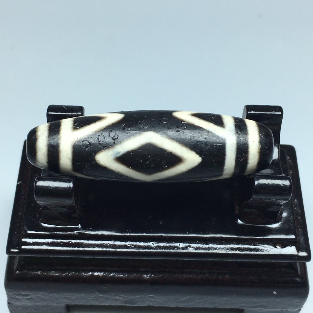 Tibetan Vajra Horseshoe Pattern Weathered Old Dzi Bead (1 of 9)