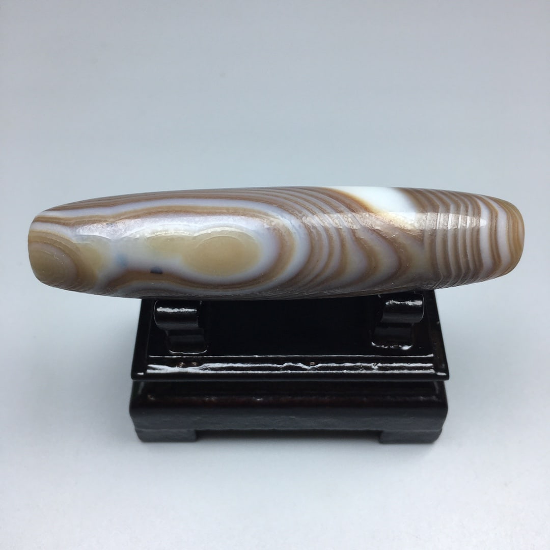 Naturally banded patina old agate: Natural banded patina old agate, size: approximately 67.1 x 15.9 cm, material: agate, chalcedony. Agate has been regarded as a symbol of beauty, happiness, auspiciousness, and wealth since ancient tim