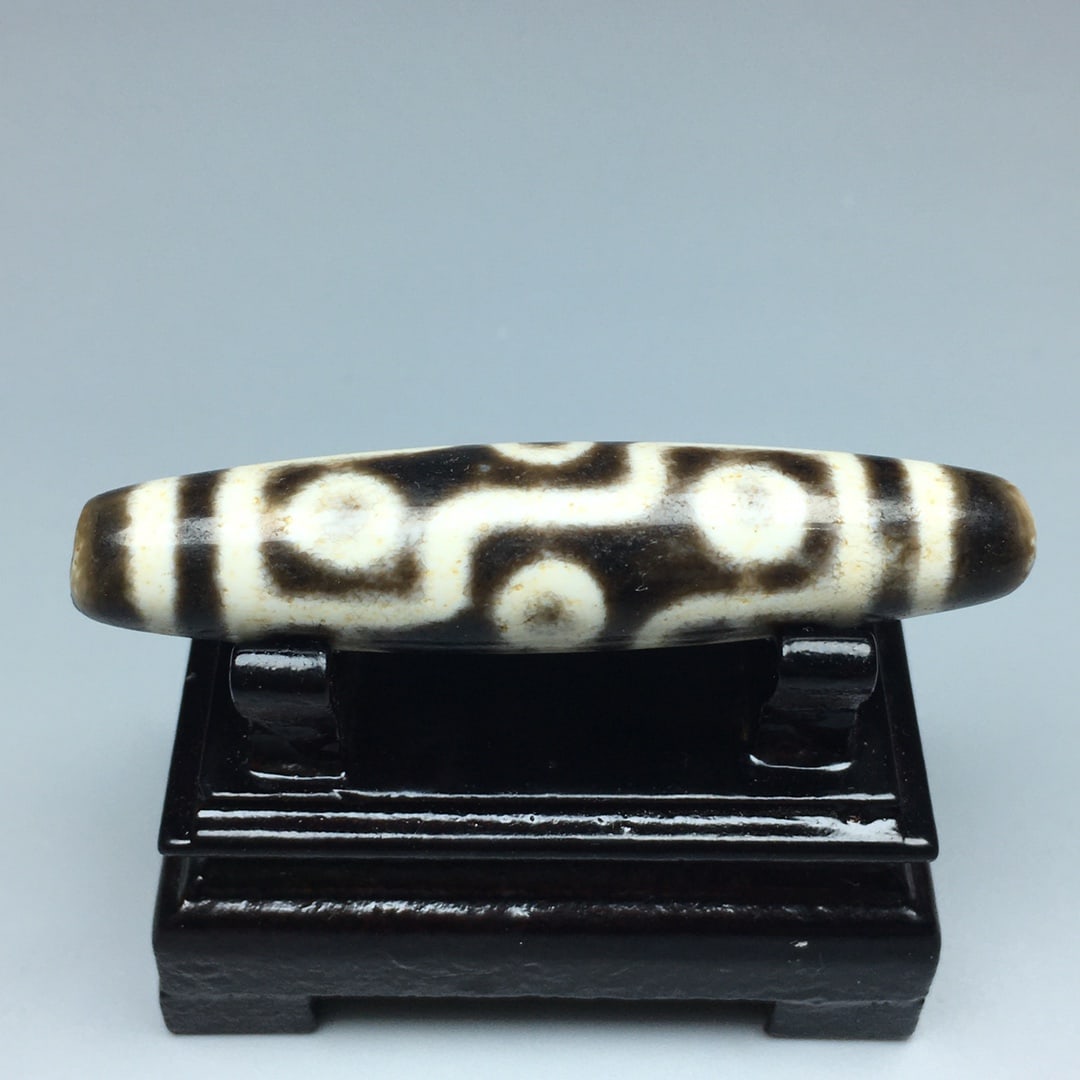 Tibetan Nine-Eyed Calcified Horseshoe Pattern Weathered Old Dzi Bead: Tibetan Nine-Eyed Calcified Horseshoe Pattern Weathered Old Dzi Bead, approximately 57.8 x 12.8 cm, made of agate and chalcedony. Nine-Eyed Dzi Beads are considered the finest type of Dzi beads, posse