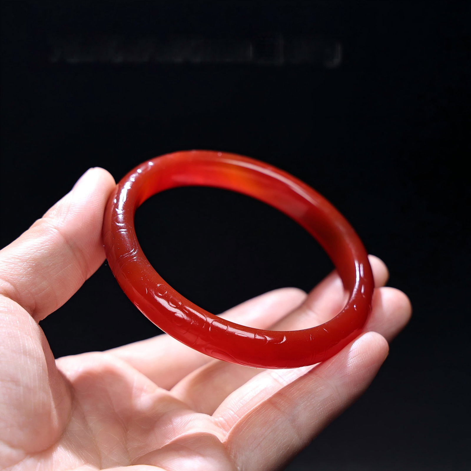 Exquisite antique agate bracelet: Exquisite antique agate bracelet with a thick patina and deep, penetrating color; superb craftsmanship and sharp carving! A rare gem from a private collection. Dimensions: 75 x 10 x 7 x 60 mm, weight: