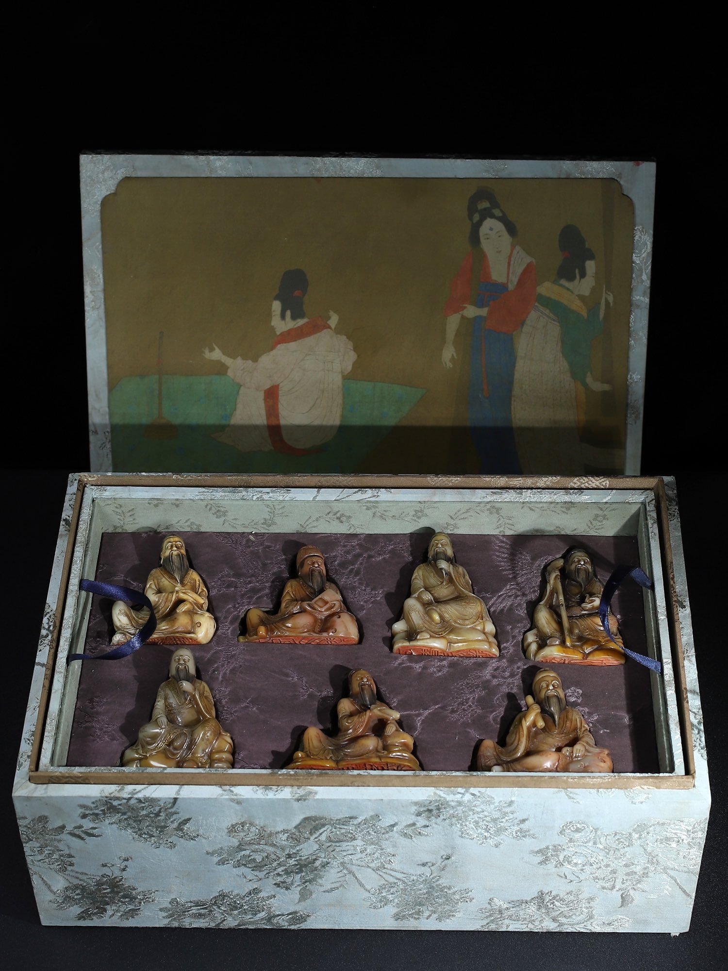 A set of Shoushan stone figures in a cloth box, a treasure from the old collection: A set of Shoushan stone figures (Seven Sages of the Bamboo Grove) in a cloth box, a rare collector's item. The carvings are exquisite, featuring high relief, a unique appearance, and lifelike expressi