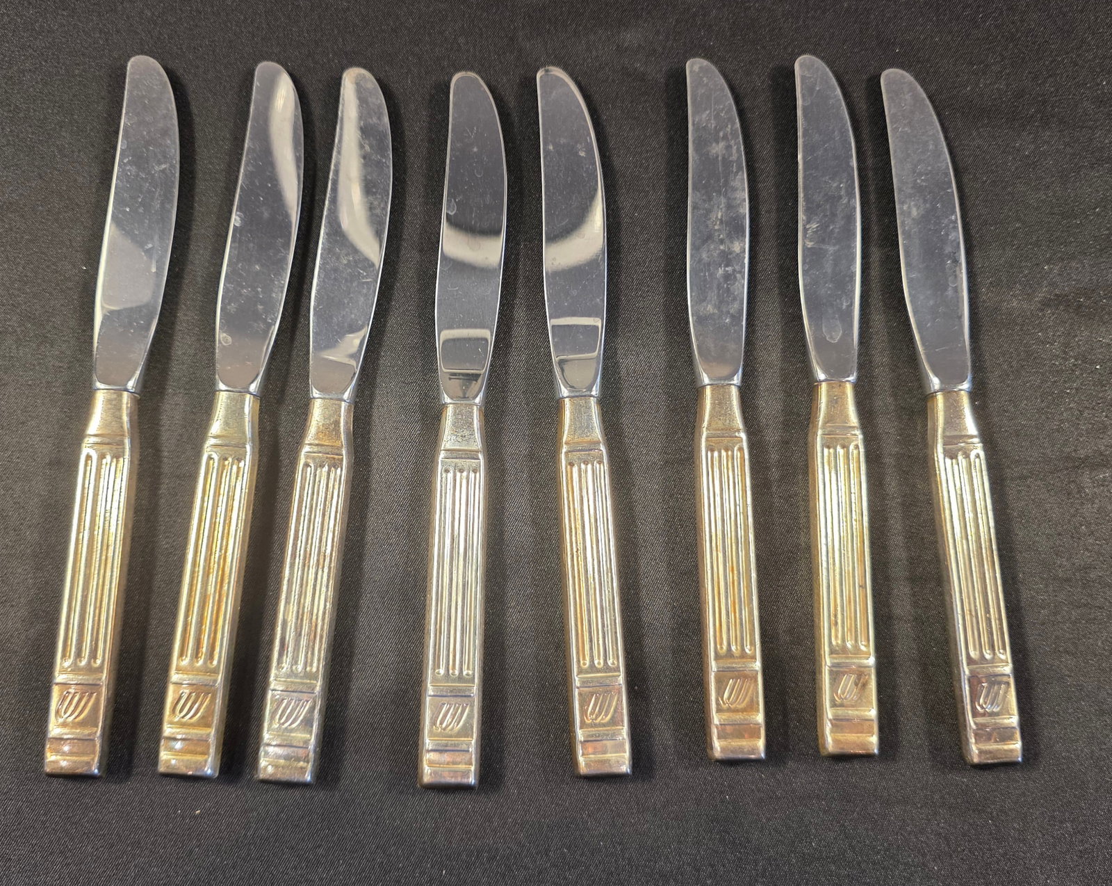 United Airlines Knife Lot: 8x silver dinner knives. 50% of all proceeds from the sale of this lot will be donated to the Raise Your Banner Foundation, a Washington DC based non-profit whose mission is to break down the stigma