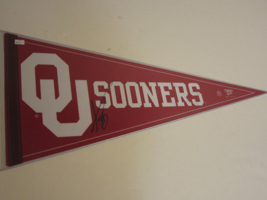 Adrian Peterson Signed Pennant: Adrian Peterson Oklahoma Sooners signed full sized team pennant, this comes with a certificate of authenticity (COA)