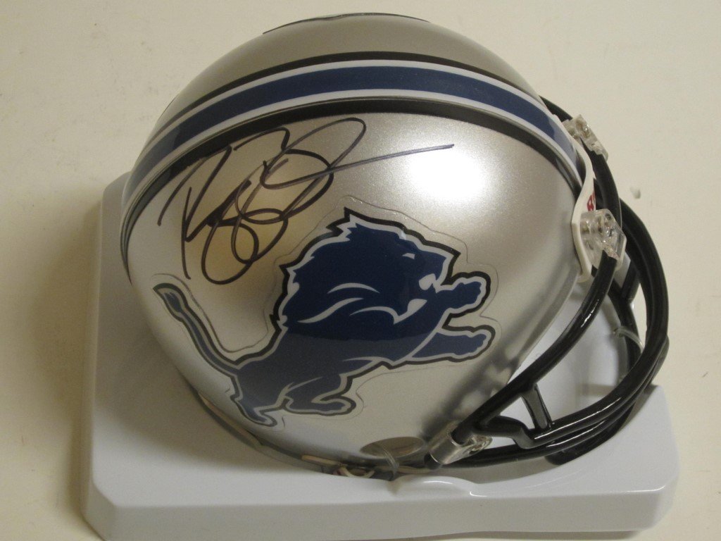 Reggie Bush Signed Mini Helmet: Reggie Bush Detroit Lions signed Riddell mini helmet, this comes with a certificate of authenticity (COA)