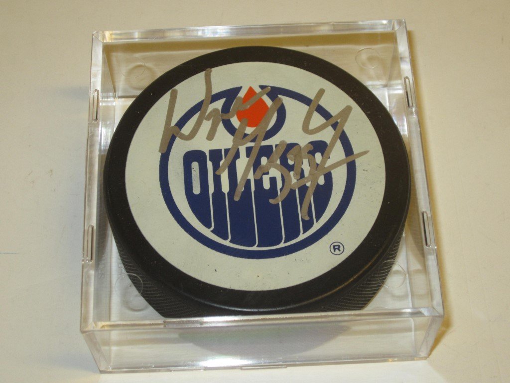 Wayne Gretzky Signed Puck: Wayne Gretzky Edmonton Oilers signed / autographed hockey puck with holder. This comes with a certificate of authenticity.