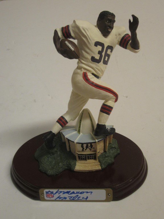 Marion Motley Signed Figure: Marion Motley Cleveland Browns, Vince Costello Pro Football Hall of Fame Collection, hand signed / autographed figurine. This is a limited edition item numbered 674/4900. This comes in its original bo