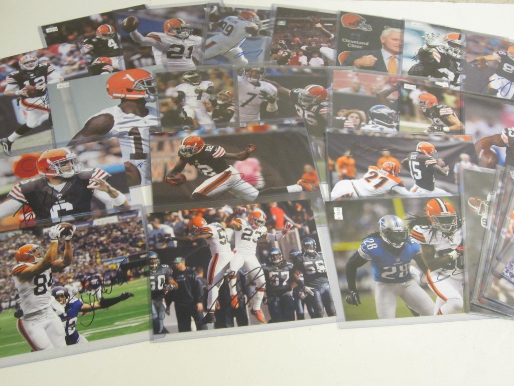 27 Cleveland Browns Signed Pics: Cleveland Browns Lot of 27 signed / autographed 8x10 photos. Players in this lot:Phil Dawson, Colt McCoy, Eric Wright, Evan Turner, Jimmy Haslem, Armond Smith, Paul Hubbard, Corey Williams, Joe Thomas