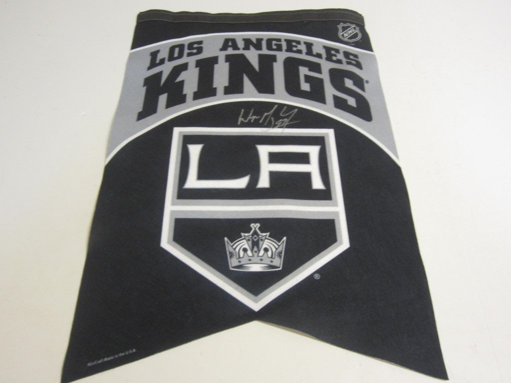 Wayne Gretzky Signed Banner: Wayne Gretzky LA Kings signed / autographed LA Kings felt banner, this comes with a coa. Measurements are :16.5" x 25"