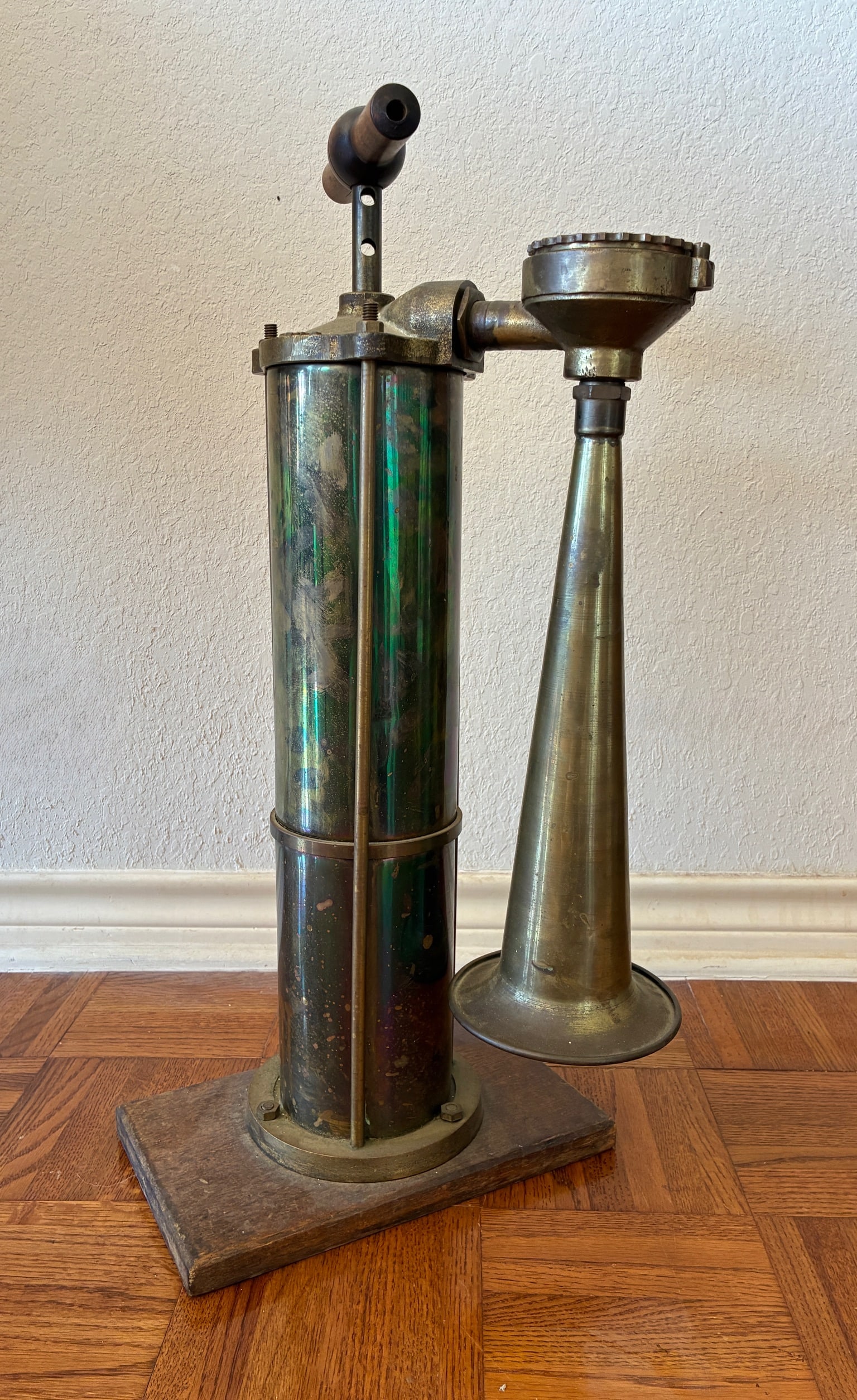 Makrofon Antique Nautical Foghorn: 23.5" tall. Base is 10.5" wide.