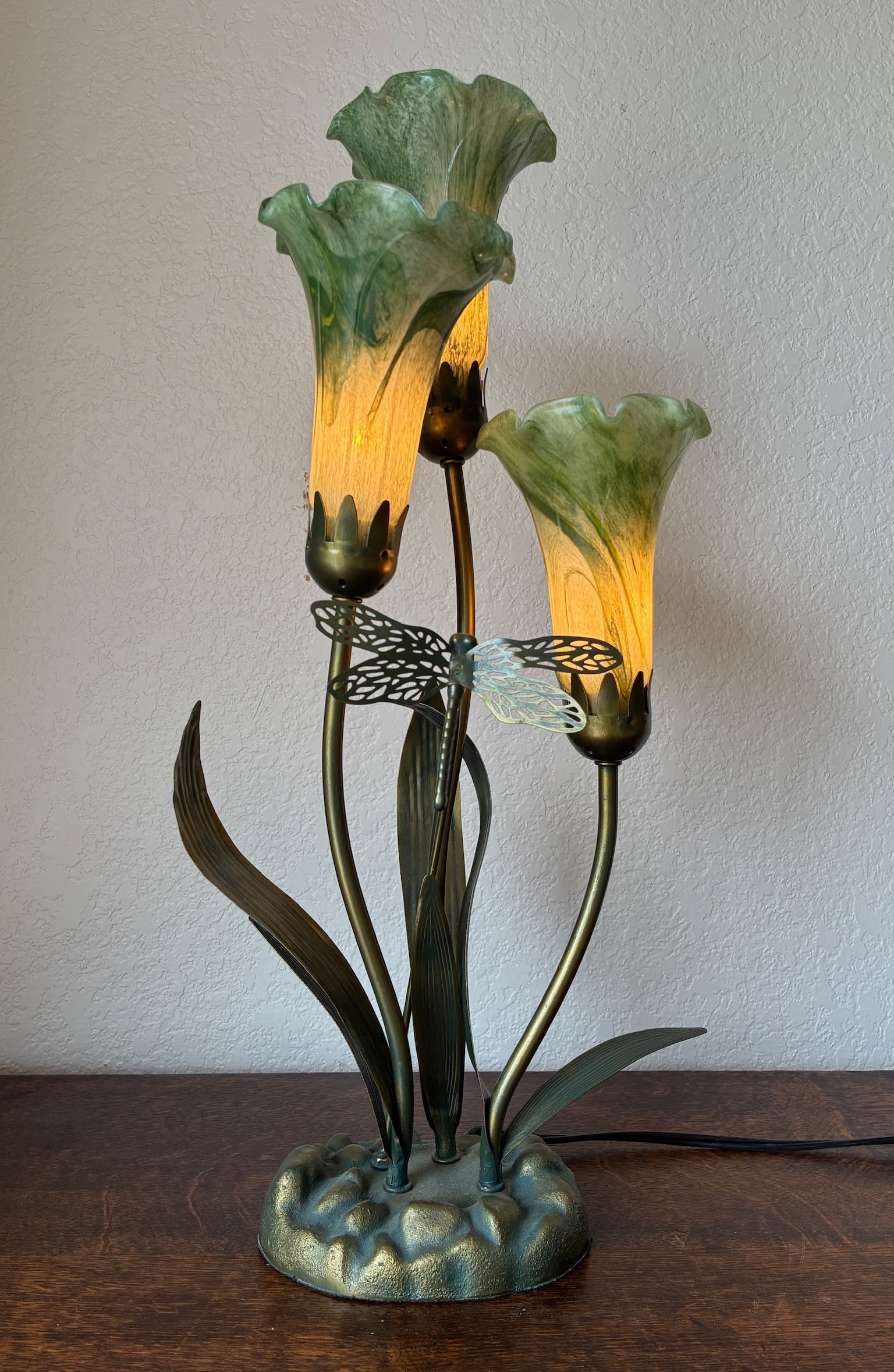 Tiffany Style Tulip and Dragonfly Lamp: 21.5" tall Base is 6" wide
