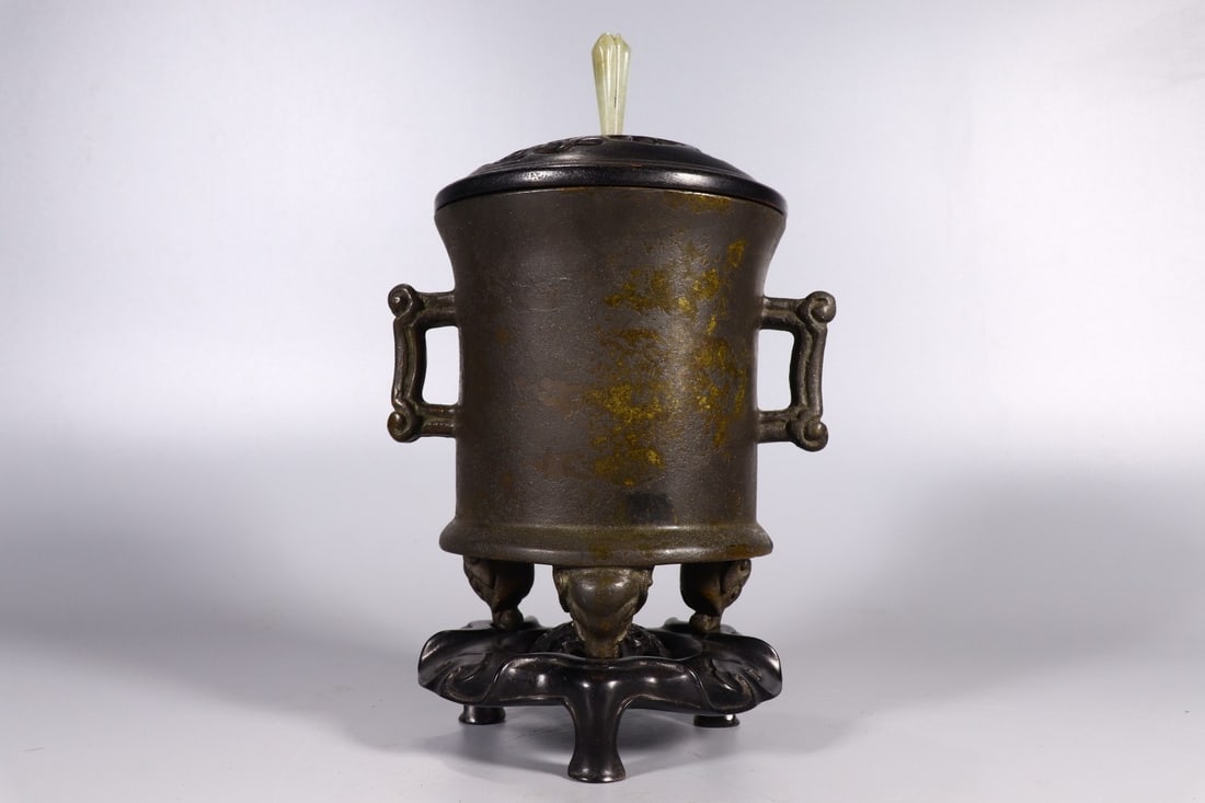 BRONZE INCENSE CENSER: Dimensions: 8 1/4 x 5 5/8 x 4 1/2 in; weight 2111 g This bronze incense censer presents an elegant ceremonial character through its balanced proportions and refined bronze craftsmanship. The