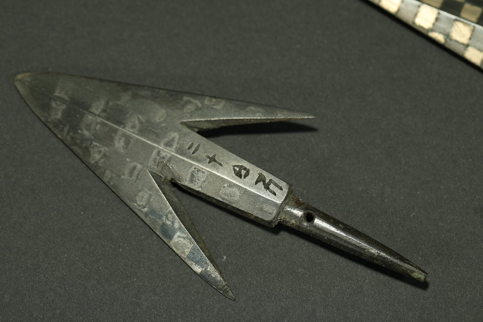 BRONZE GILT-SILVER ARROWHEADS - 6