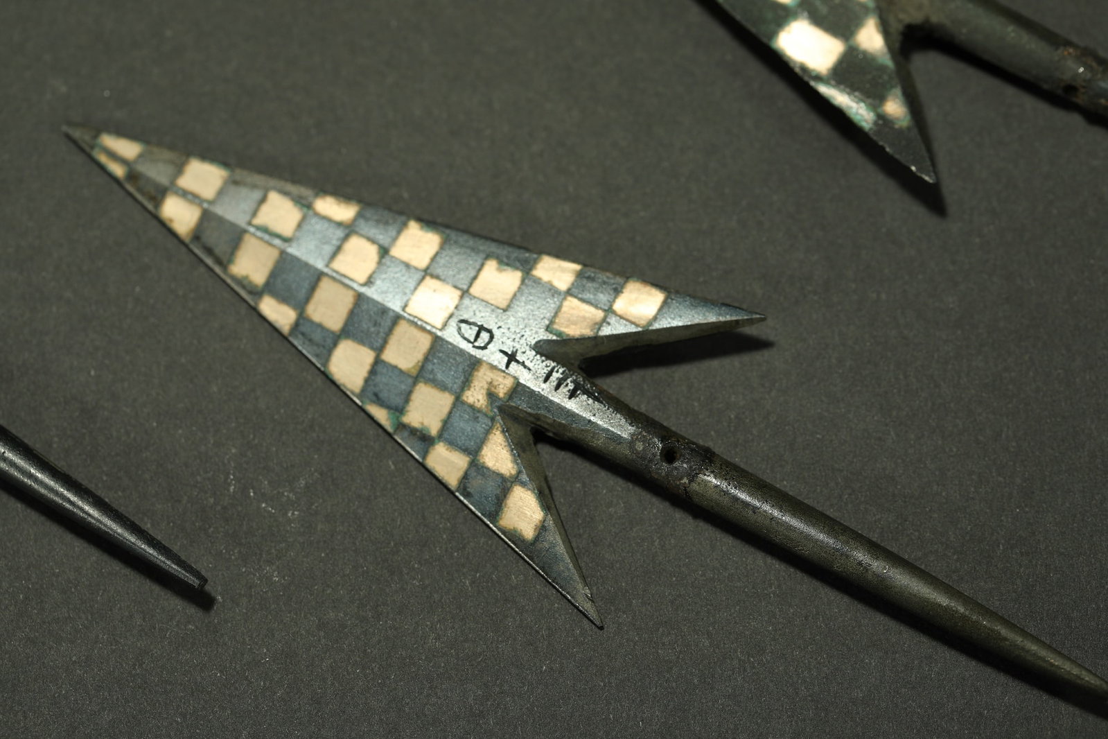 BRONZE GILT-SILVER ARROWHEADS - 7