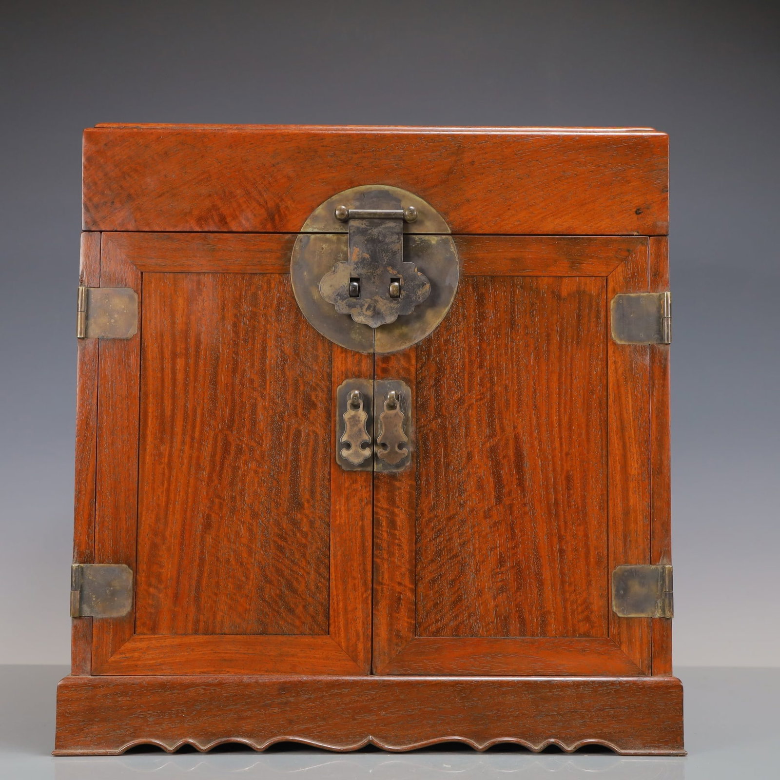 HUANGHUALI PALACE CHEST: Dimensions: 13 3/8 x 12 3/4 x 8 5/8 in; weight 9100 g This huanghuali palace chest presents a refined balance between practical craftsmanship and understated decorative elegance. The rectangular form