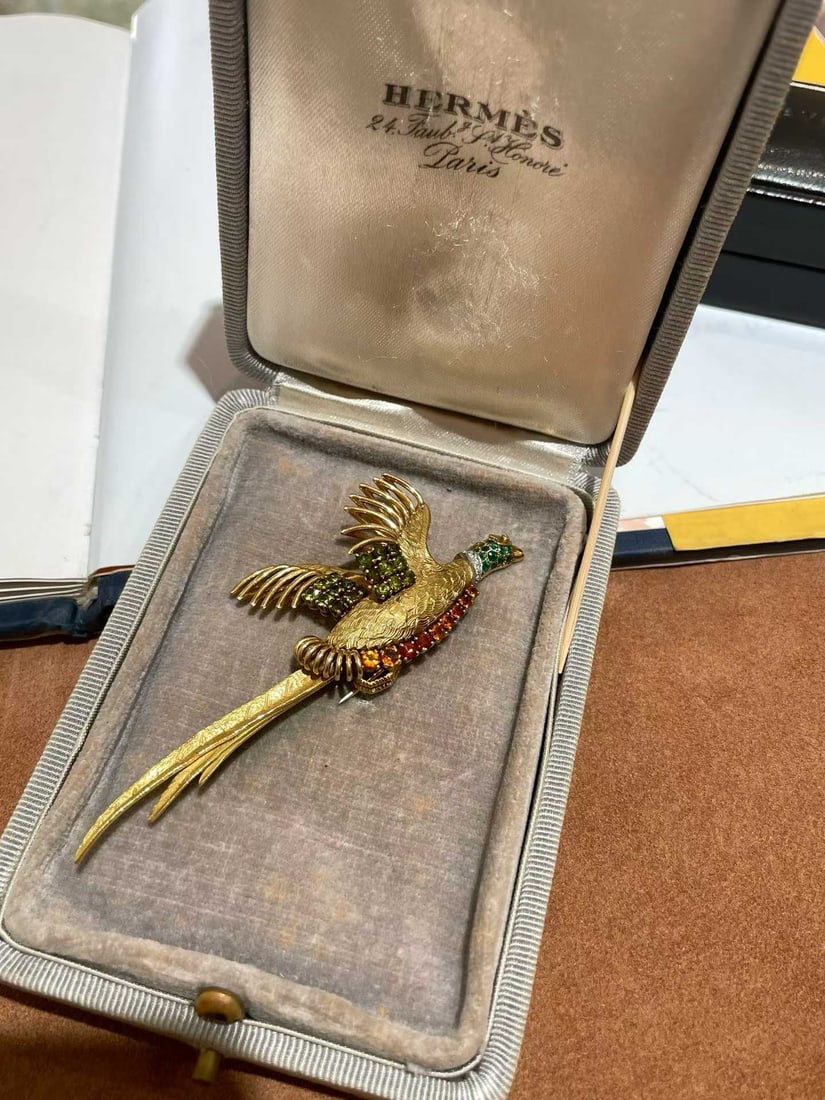 20TH-CENTURY 18K GOLD FRENCH HERMES ENGRAVED GOLD GEMSTONE ROOSTER BROOCH: Caragara design, eyes embellished with diamonds, set with emerald to represent the green feathers on the cheek, wings set with colored gems. Tail feather imprint "HERMES?PARIS" pin stamped with French