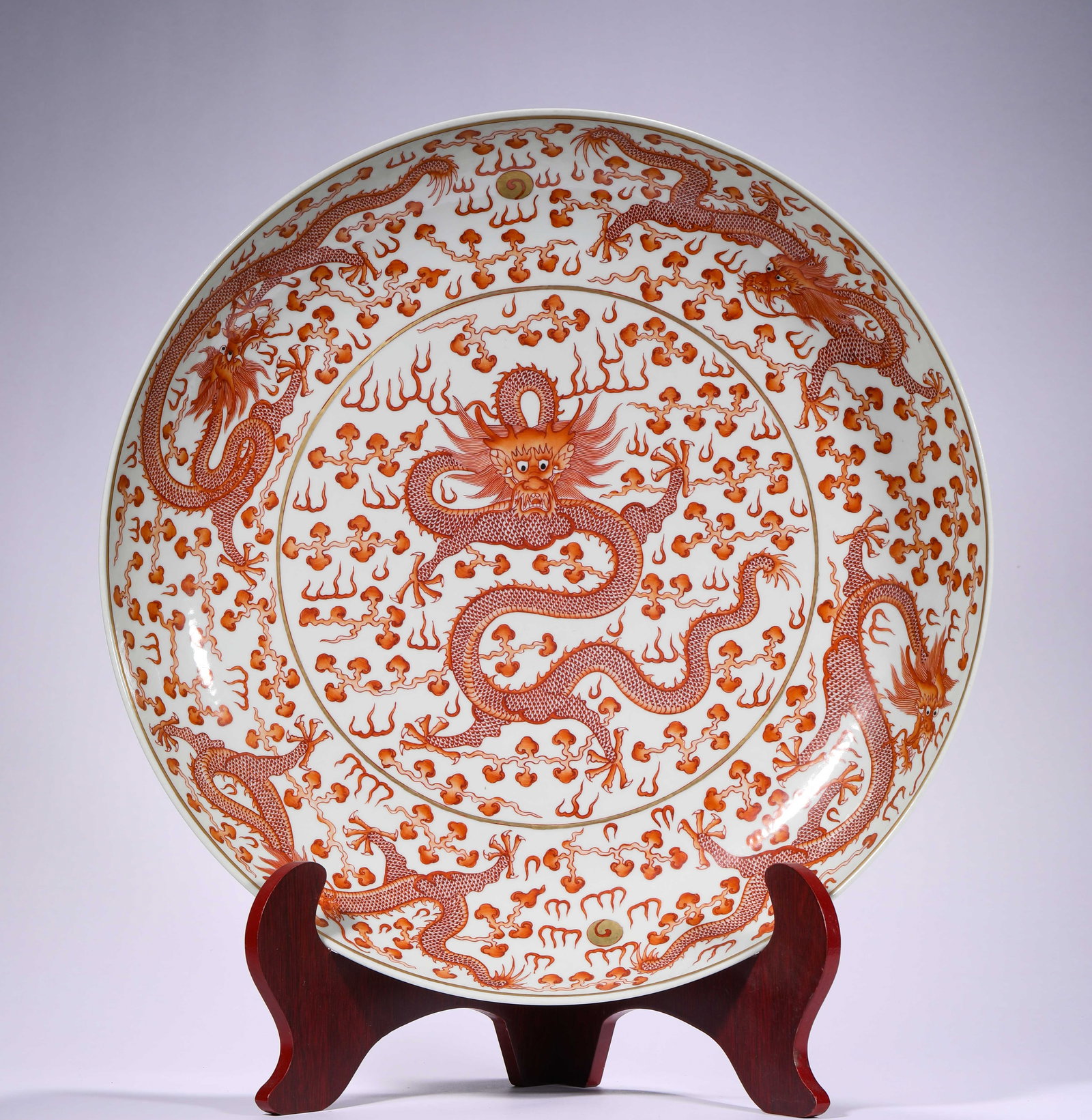 A LARGE PLATE WITH RED DRAGON PATTERNS FROM THE CHU XIU PALACE OF THE QING DYNASTY: H:7cmD:40.3cm