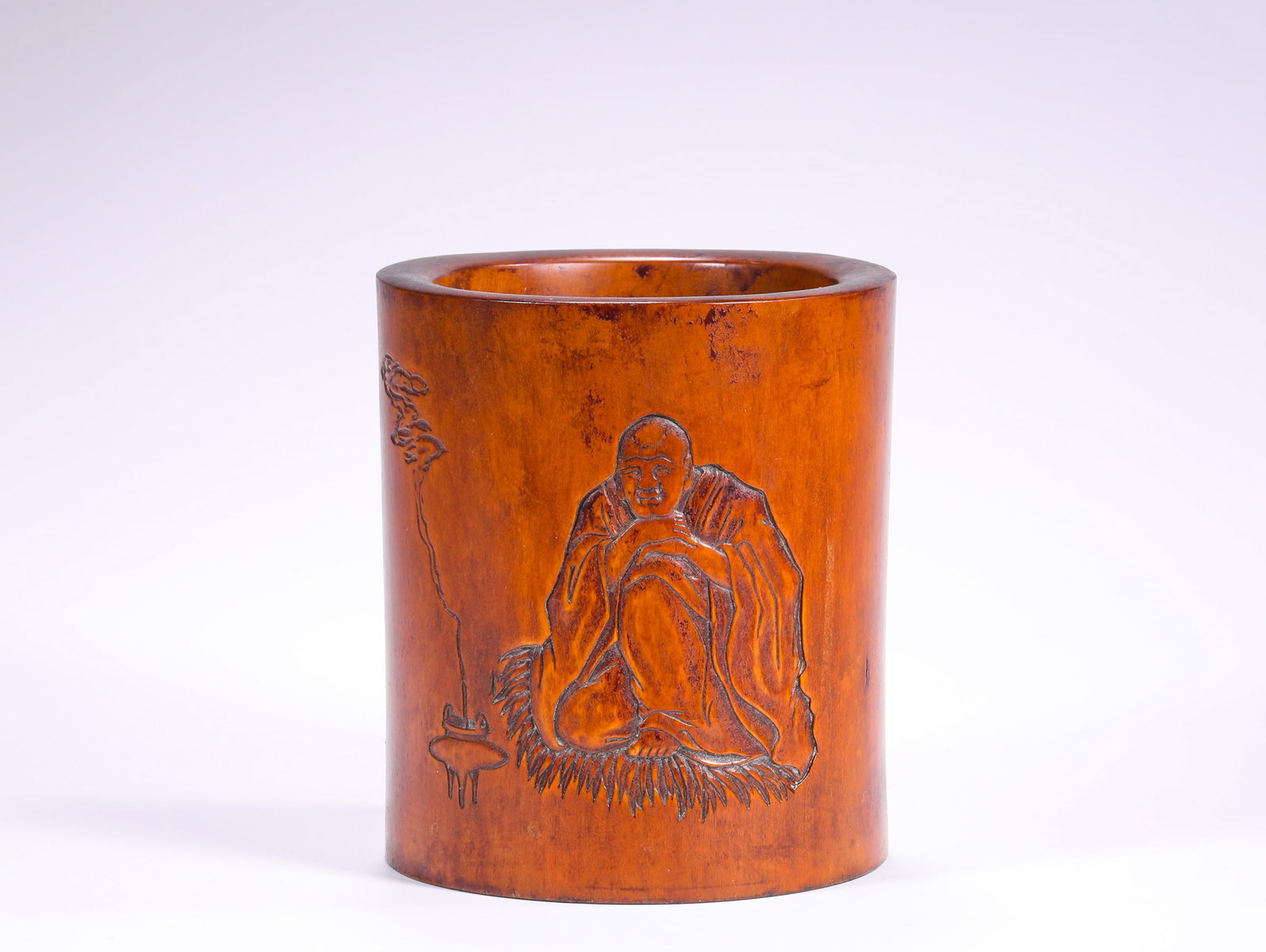 A BAMBOO PEN HOLDER DEPICTING THE ENLIGHTENMENT OF THE ARHATS IN THE QING DYNASTY: H:10.6cm(4.17in) D:9.3cm(3.66in) Weight:290g(0.64lb)This brush pot is a masterpiece of Jiading School bamboo carving in the Qing Dynasty. Carved from high-quality aged bamboo root, it features a warm 